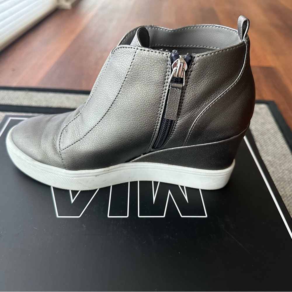 MIA CRISTIE platform wedge shoes. Size 6. Color is gunmetal=bronze/golden.